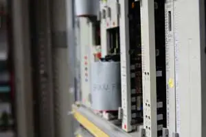 Feinlöten an Leiterplatte in der Werkstatt