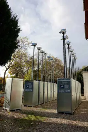 Mobiler Videoturm mit Hinweisschild im Außeneinsatz